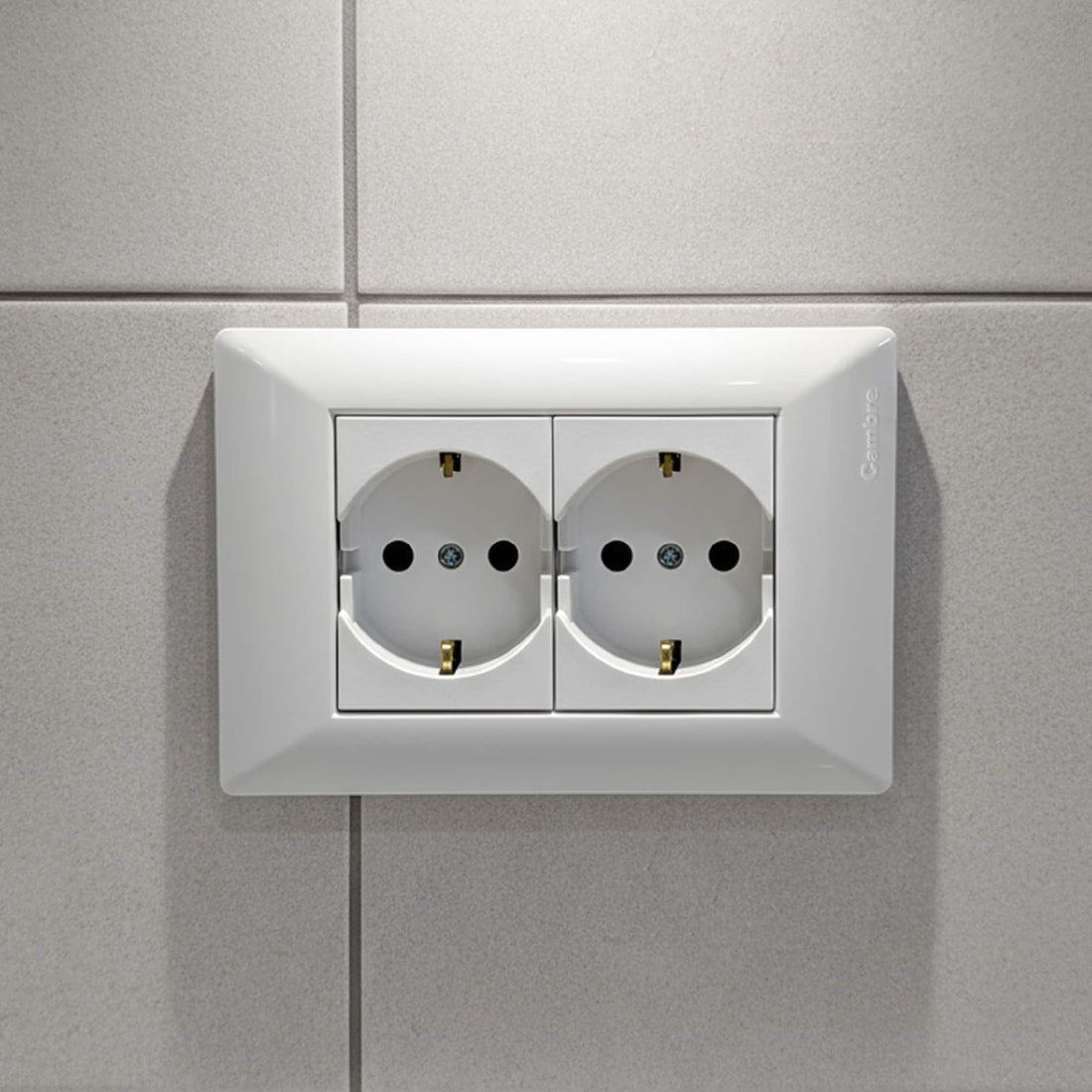 TOMA SCHUKO L/T 10/16A 250V BLANCO CON PROTECCION (2 MÓDULOS)