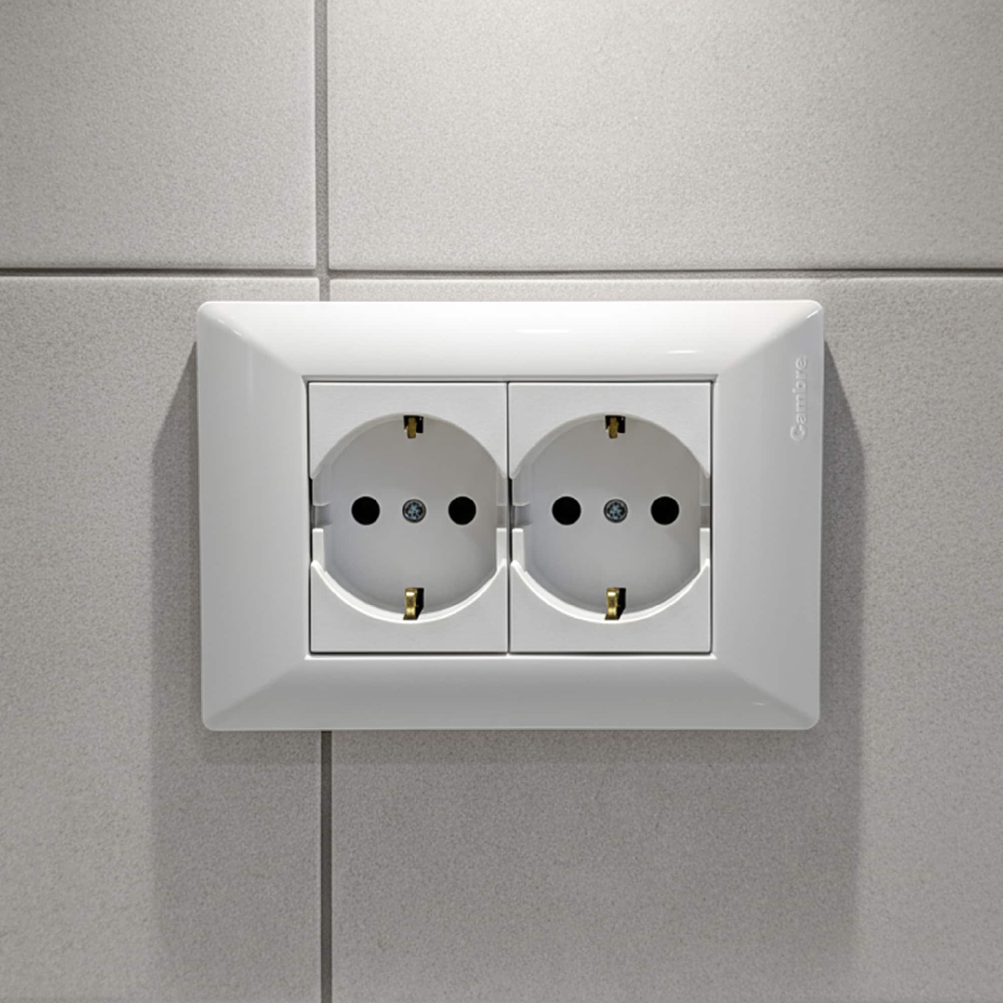 TOMA SCHUKO L/T 10/16A 250V BLANCO CON PROTECCION (2 MÓDULOS)