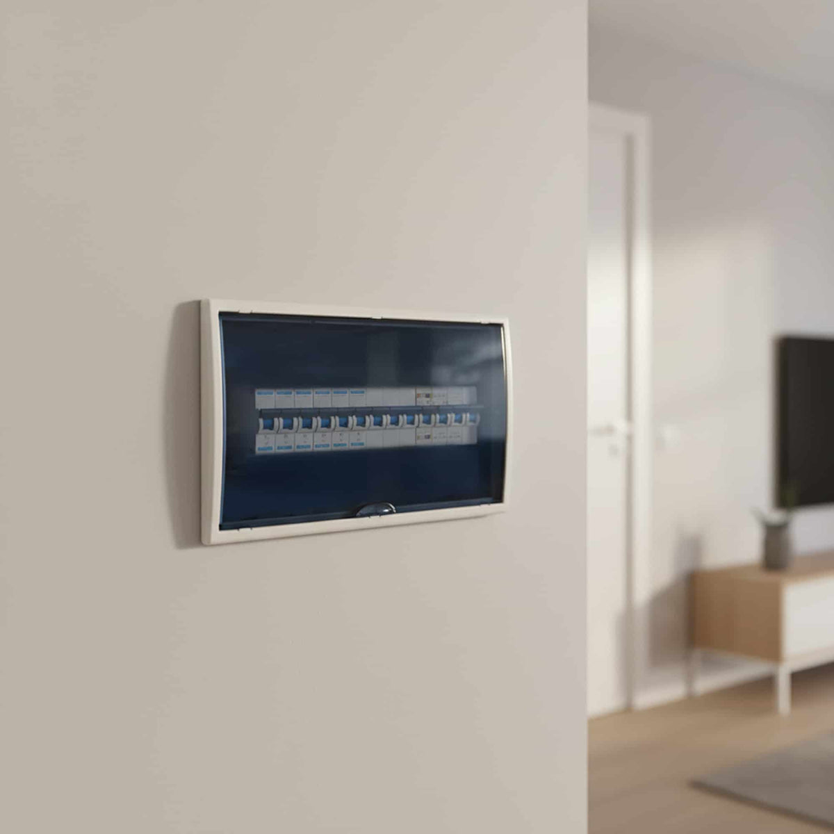 TABLERO EMPOTRADO TERMOPLÁSTICO, 22P, PUERTA FUMÉ VERTICAL, 450x222x72mm