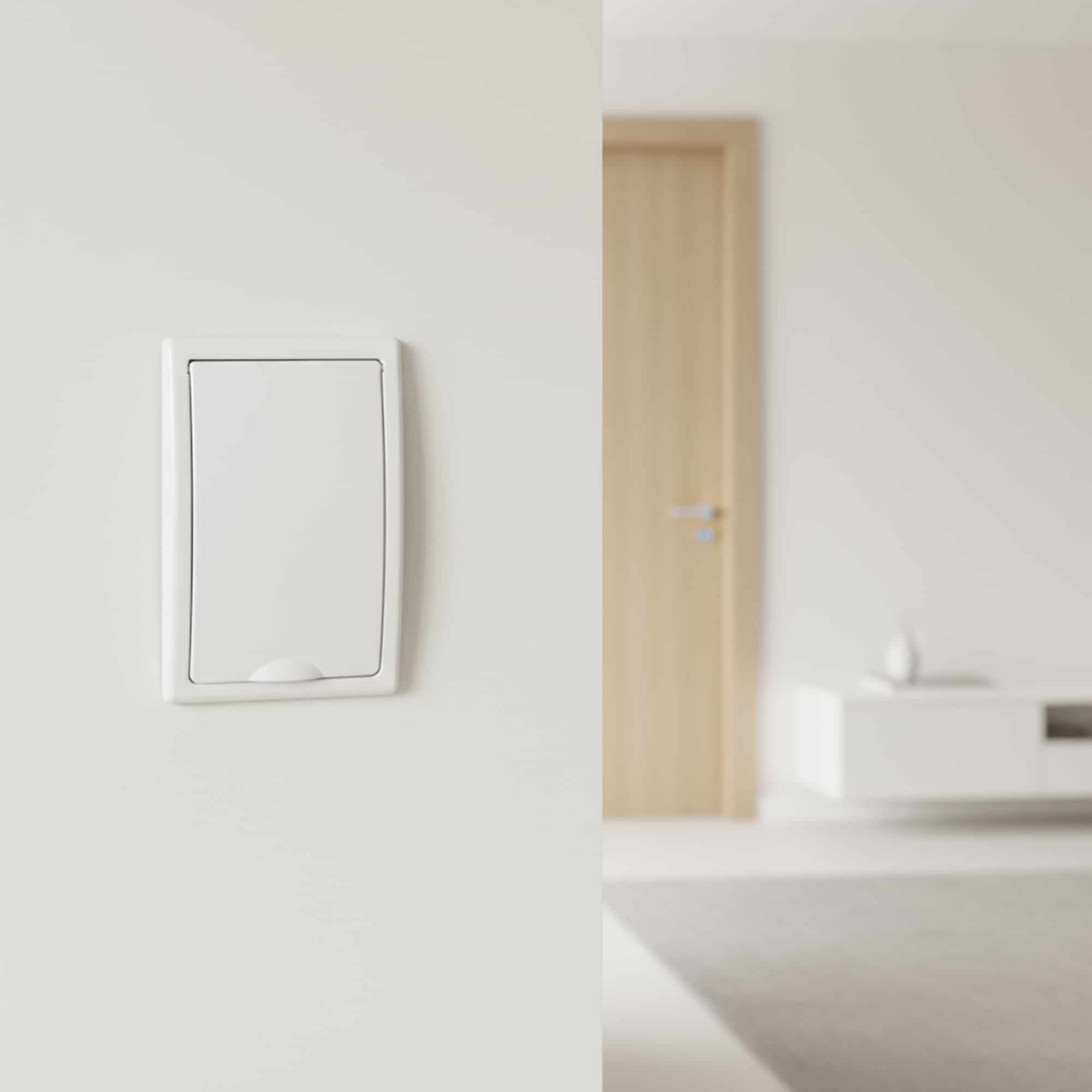 TABLERO EMPOTRADO TERMOPLÁSTICO, 4P, PUERTA BLANCA VERTICAL, 125x195x72mm