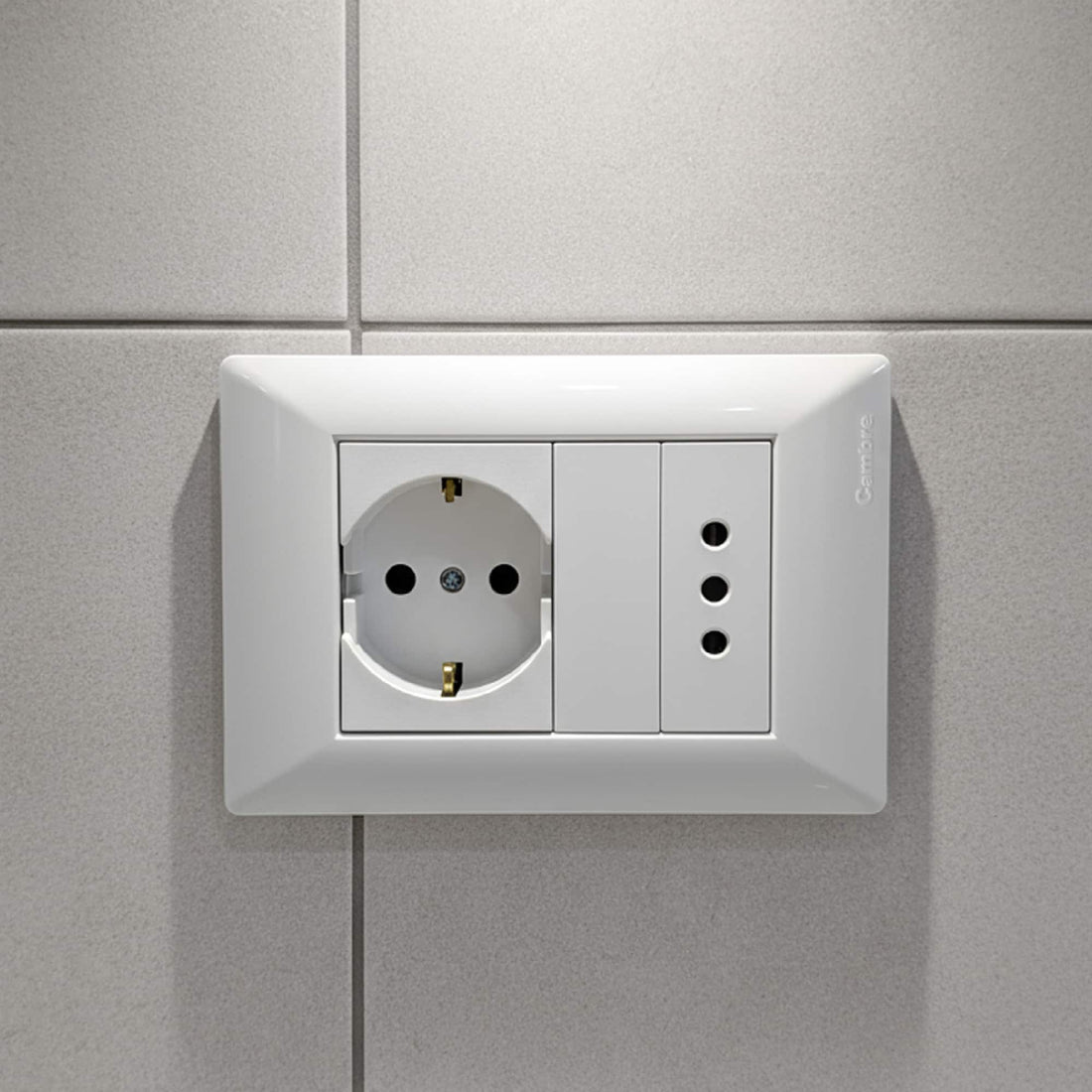 TOMA 3 EN LÍNEA BIPOLAR L/T 10A 250V GRIS CON PROTECCION (1 MÓDULO)