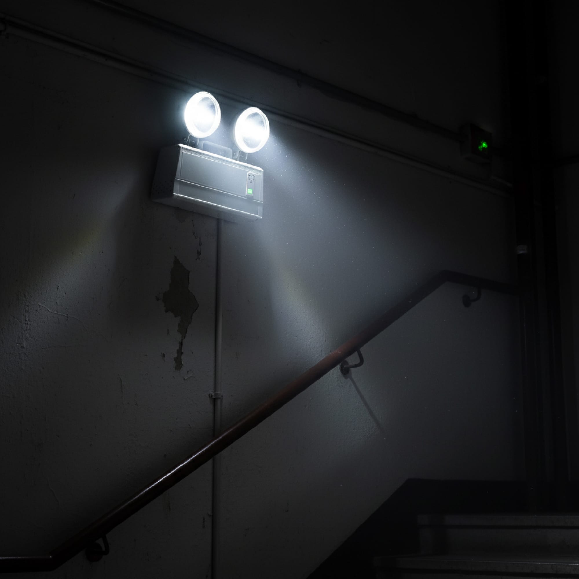 LUMINARIA DE EMERG. IND. 20W, 2000lm, IP20 IK07 2 LEDs COB, AUT. >8 HR, C/BATERIA INTERNA, 220-240VAC; Modelo: NV